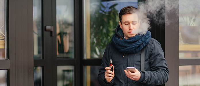 homme en train de vapoter